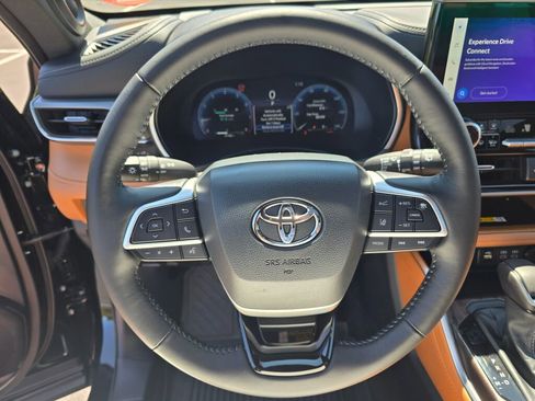 Used 2024 Toyota Highlander Platinum image 28