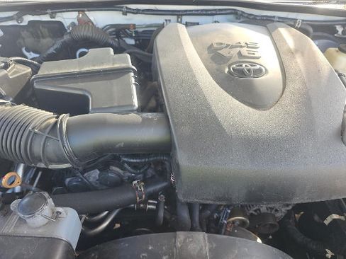 Used 2018 Toyota Tacoma SR5 w/ Exterior Package AWD/4WD image 10