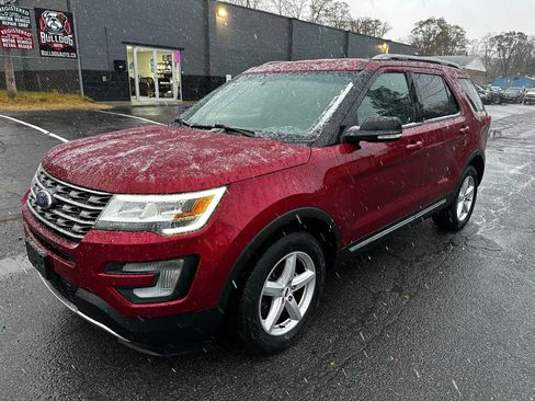 Used 2017 Ford Explorer XLT image 2
