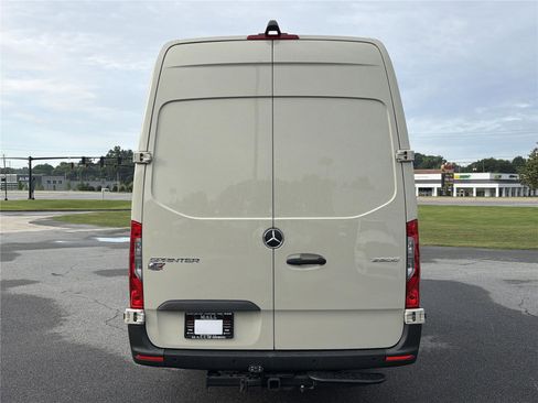 Used 2024 Mercedes-Benz Sprinter 2500 image 6