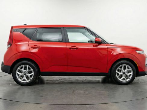 Used 2025 Kia Soul LX w/ LX Technology Package FWD image 11