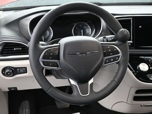 Used 2023 Chrysler Pacifica Touring-L AWD/4WD image 27
