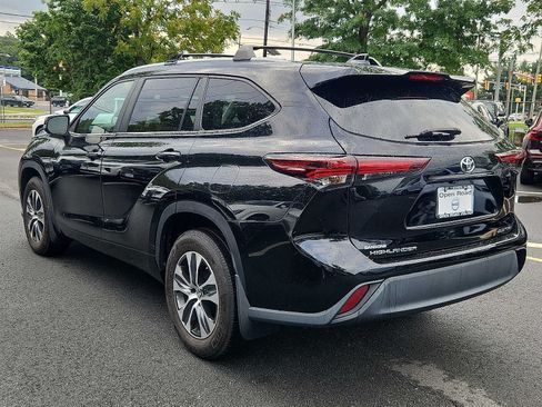 Used 2024 Toyota Highlander XLE AWD/4WD image 4