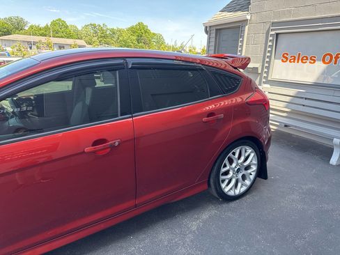Used 2018 Ford Focus ST FWD image 5