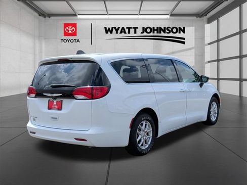 Used 2024 Chrysler Voyager LX FWD image 5