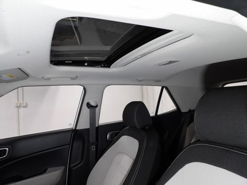 Used 2025 Hyundai Venue SEL FWD image 9