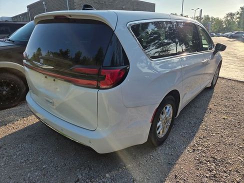 Used 2023 Chrysler Pacifica Touring-L FWD image 5