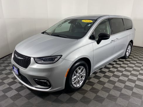 Used 2024 Chrysler Pacifica Touring-L image 10