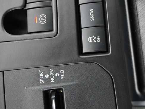 Used 2021 Toyota Highlander XLE FWD image 24
