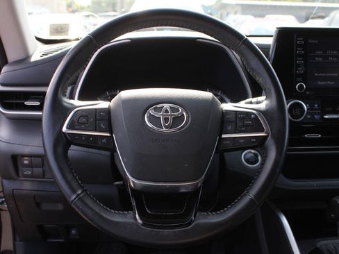 Used 2021 Toyota Highlander XLE AWD/4WD image 10