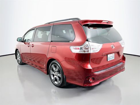 Used 2016 Toyota Sienna L image 6