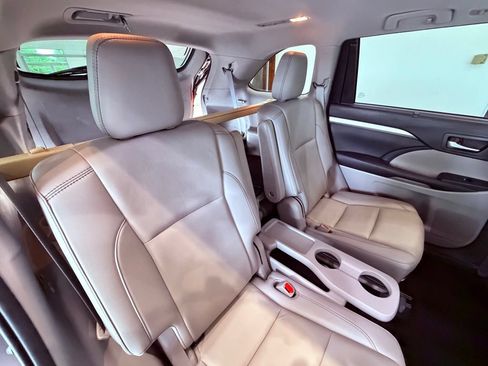 Used 2019 Toyota Highlander XLE FWD image 12