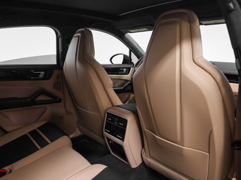 Certified 2023 Porsche Cayenne GTS AWD/4WD image 32