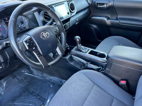 Used 2018 Toyota Tacoma TRD Sport image 11