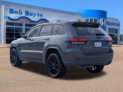 Used 2022 Jeep Grand Cherokee Laredo X image 5