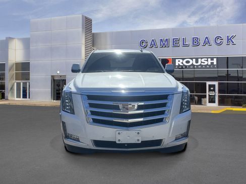 Used 2017 Cadillac Escalade Premium Luxury RWD image 3