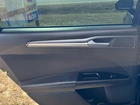 Used 2015 Ford Fusion SE FWD image 13