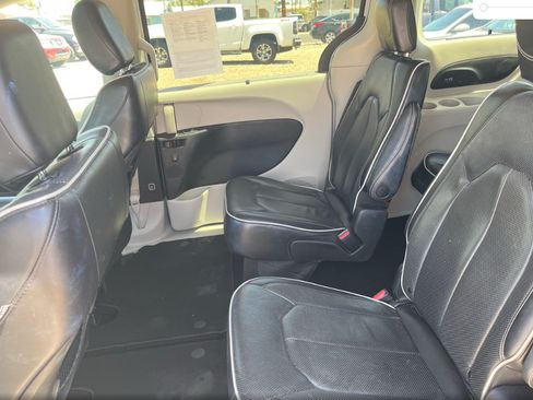 Used 2023 Chrysler Pacifica Limited FWD image 4