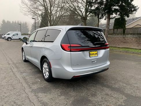 Used 2024 Chrysler Pacifica Touring-L image 3