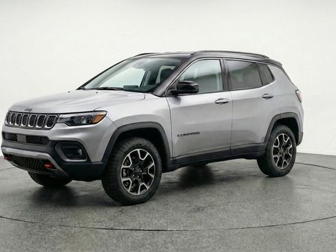 Used 2025 Jeep Compass Trailhawk image 3
