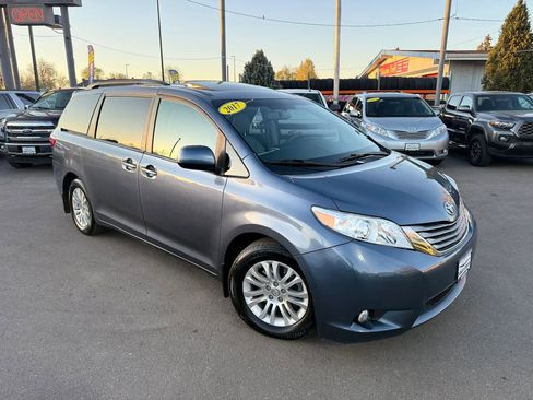 Used 2017 Toyota Sienna XLE w/ XLE Navigation Package image 3