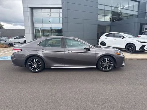 Used 2020 Toyota Camry SE w/ Sunroof Package FWD image 2