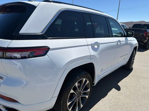 Used 2023 Jeep Grand Cherokee Overland AWD/4WD image 12