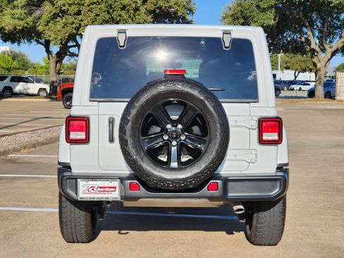 Used 2022 Jeep Wrangler Unlimited Sahara AWD/4WD image 5