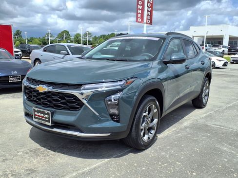 Used 2025 Chevrolet Trax LT FWD image 3