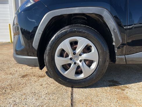 Used 2019 Toyota RAV4 LE image 7