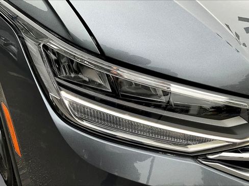 Used 2024 Volkswagen Tiguan SE FWD image 28