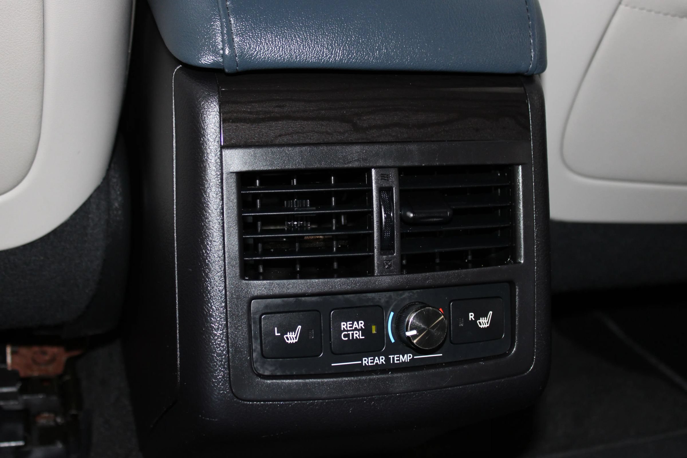 Used 2015 Toyota Avalon Limited w/ Technology Package FWD image 31