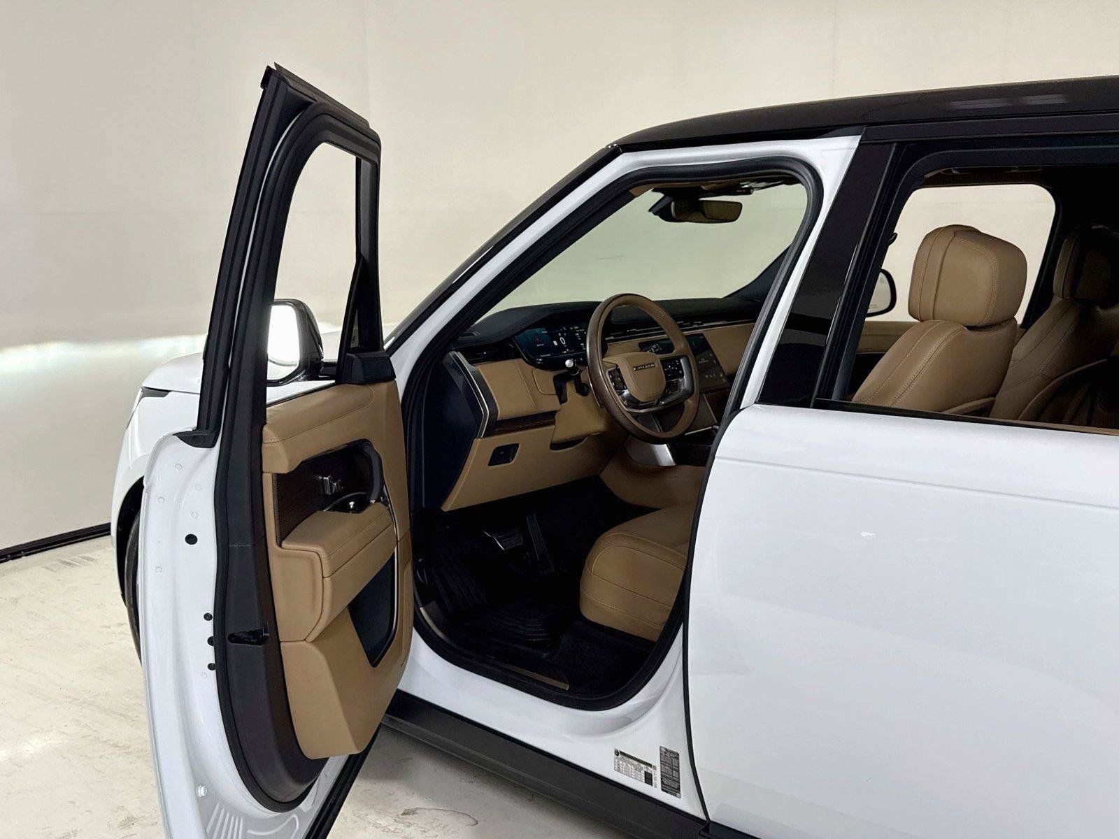Used 2024 Land Rover Range Rover SE AWD/4WD image 12