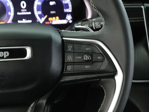 Used 2023 Jeep Grand Cherokee L Laredo image 10