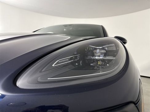 Certified 2022 Porsche Macan image 12