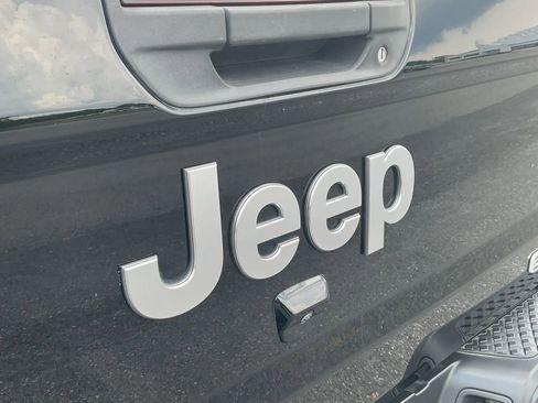 Used 2020 Jeep Gladiator Overland AWD/4WD image 15