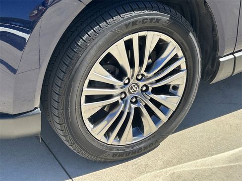 Used 2022 Toyota Venza Limited image 9