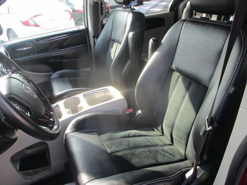 Used 2017 Dodge Grand Caravan SXT image 6