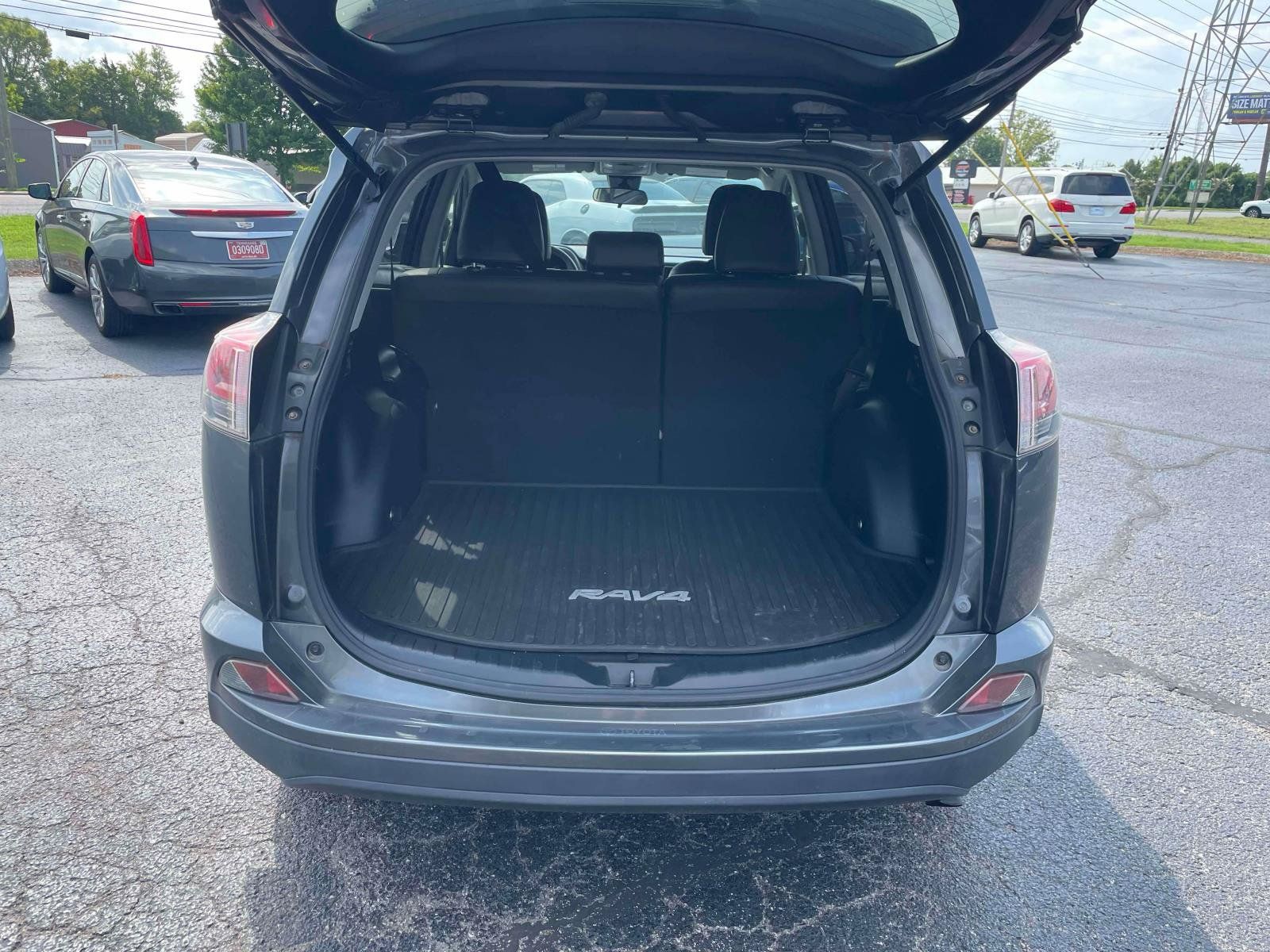 Used 2017 Toyota RAV4 LE AWD/4WD image 6