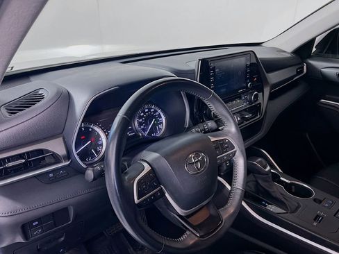 Used 2022 Toyota Highlander XLE image 9