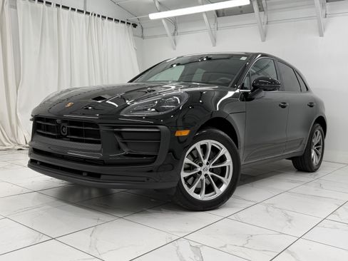Certified 2025 Porsche Macan image 7