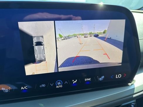 Used 2025 Chevrolet Traverse LT w/ Driver Confidence Package FWD image 24