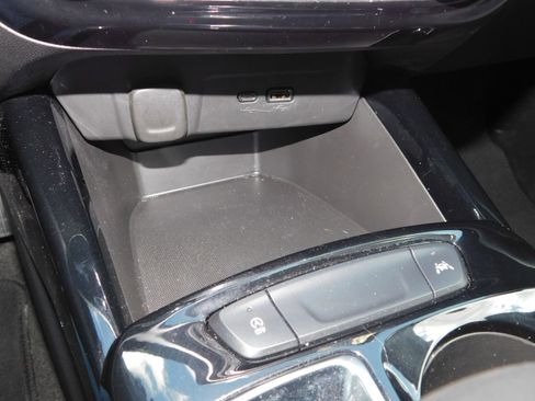 Used 2025 Chevrolet Trax LT w/ LT Convenience Package FWD image 34