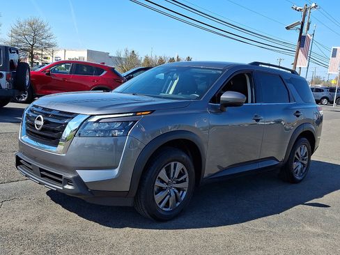 Certified 2025 Nissan Pathfinder SV FWD image 3