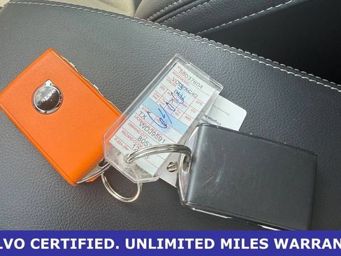 Certified 2025 Volvo XC40 B5 Plus AWD/4WD image 27