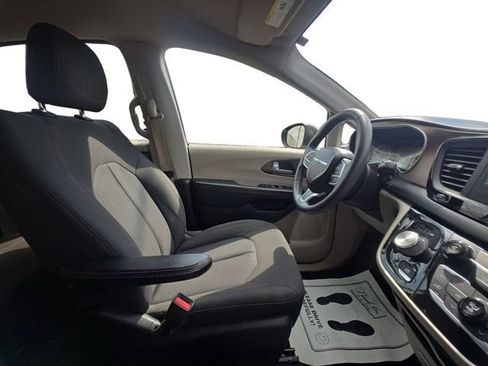 Used 2017 Chrysler Pacifica Touring FWD image 15