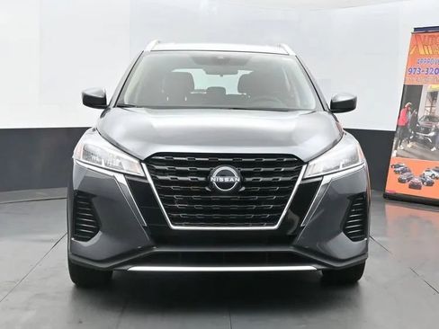 Used 2023 Nissan Kicks SV image 3
