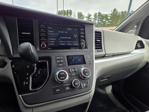 Used 2020 Toyota Sienna LE w/ LE Preferred Package image 23