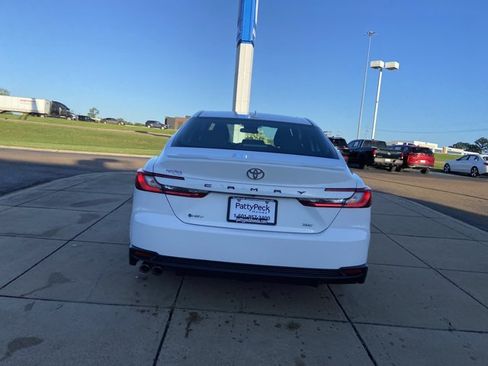 Used 2025 Toyota Camry SE FWD image 11