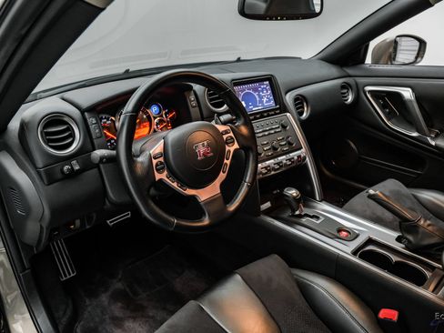Used 2009 Nissan GT-R Premium AWD/4WD image 2